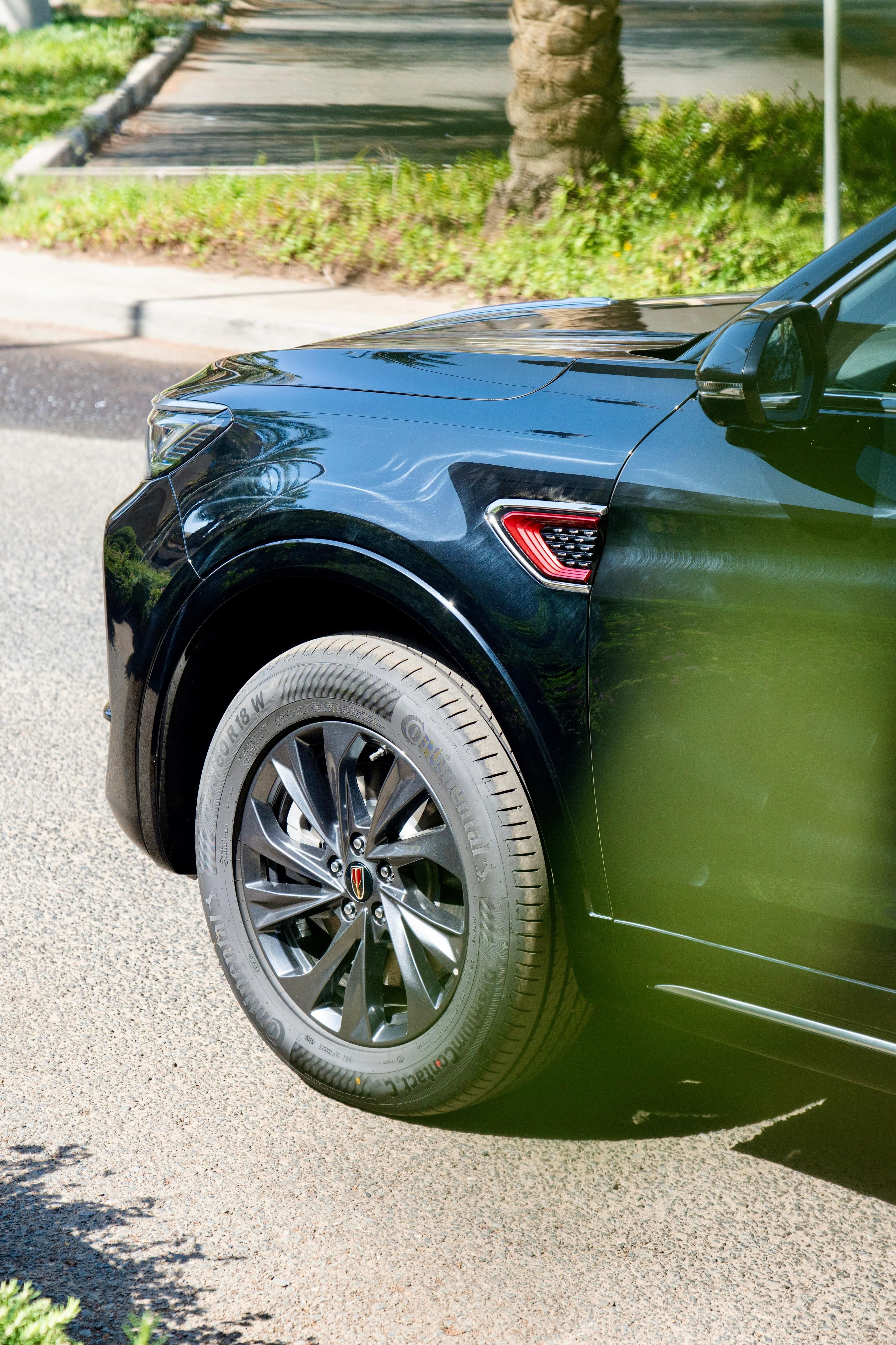 أجنحة ضوئية مميزة على جانبي السيارة